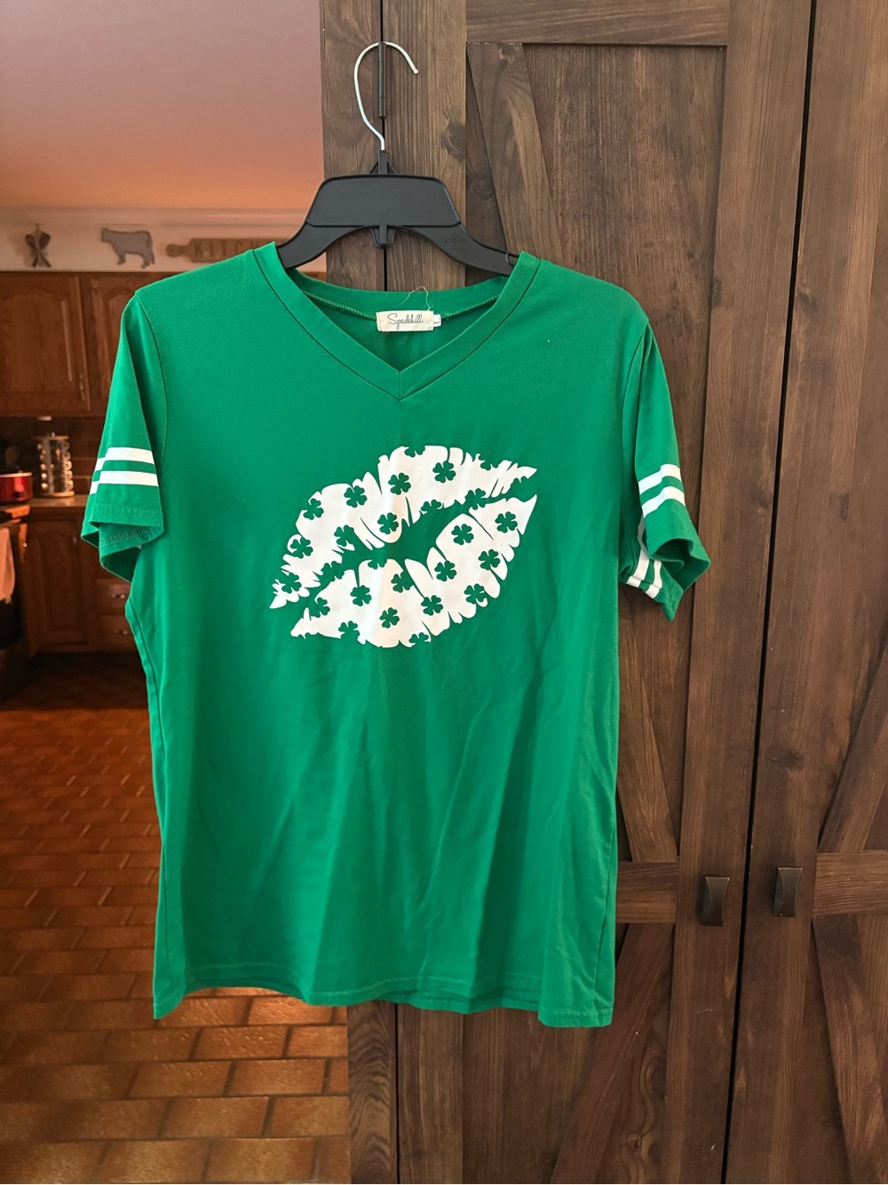 Women’s Green V-Neck Tee with White Shamrock Kiss